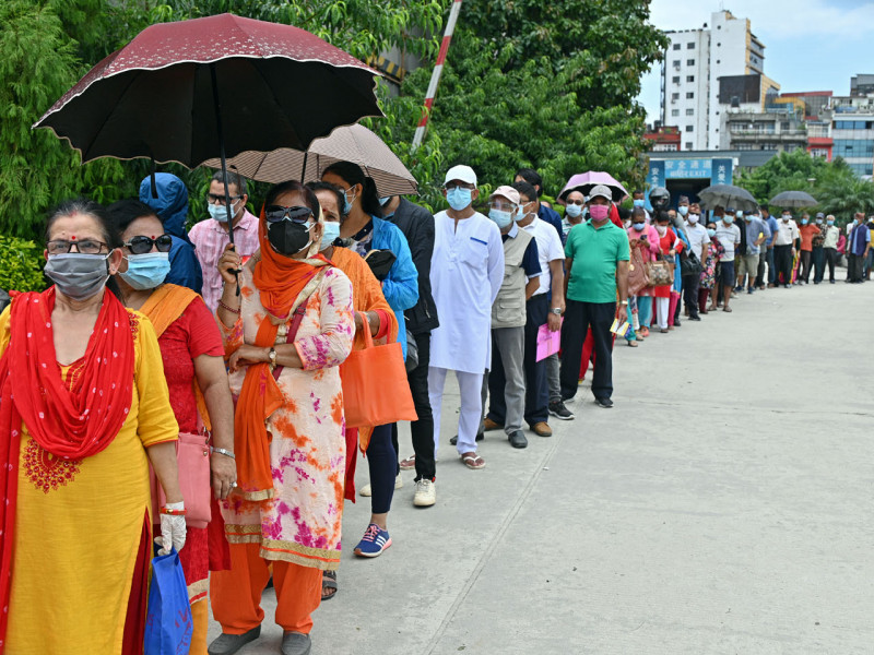 खोप केन्द्रमा निर्देशकलाई नागरिकको प्रश्न- हाम्रा लागि खोप खोई ? (भिडियोसहित)